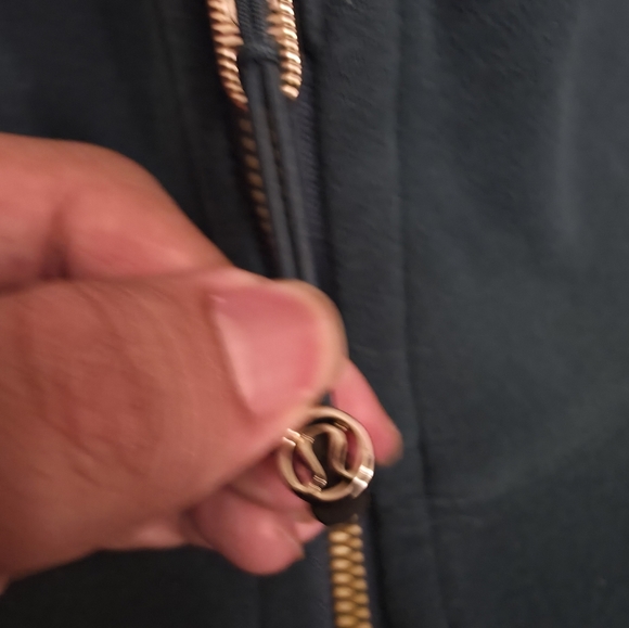 Lululemon - Picture 3 of 4